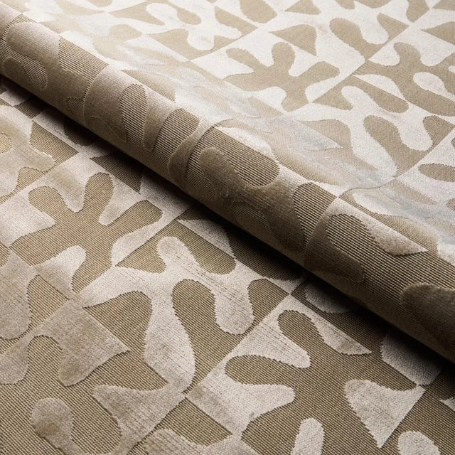 SAMPLE - Schumacher Modern Dance Velvet Fabric In Champagne For Sale