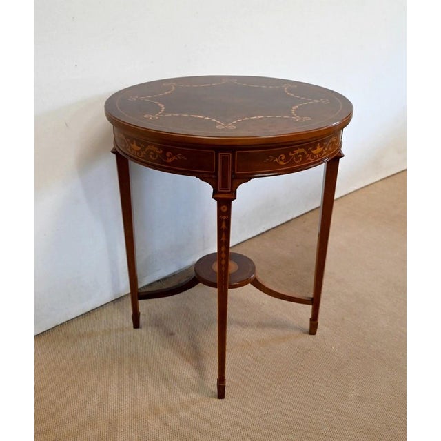 This round table is made up of a speckled mahogany plated tray arranged in eighty. It is encrusted with light wood...