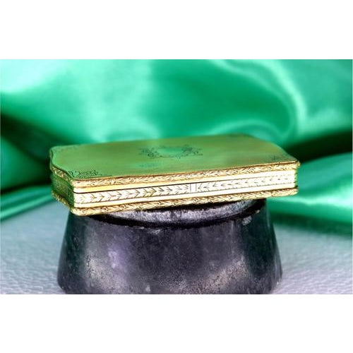 Snuff Box in Guilloche Gold with Monogram Plaque For Sale - Image 9 of 10
