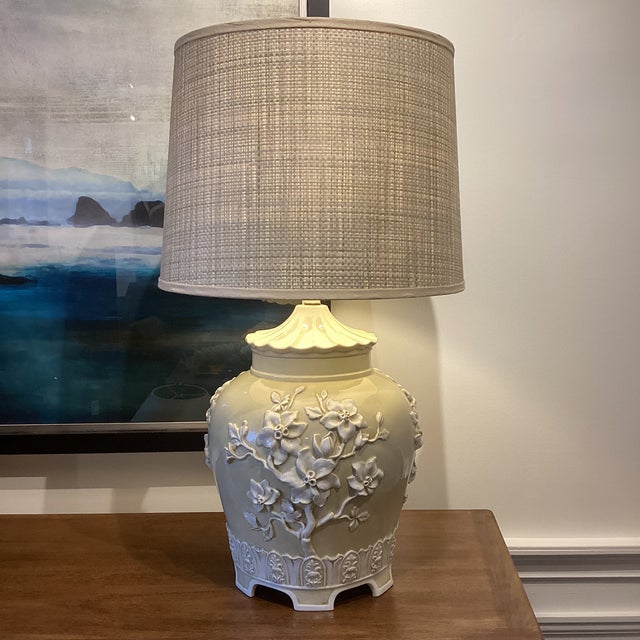 1970s Chinoiserie Relief Porcelain Celadon-Cream Table Lamp With Floral Motif & Textured Shade For Sale - Image 4 of 8