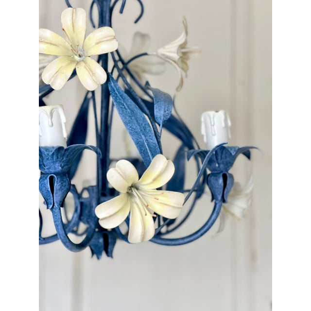 1970s French Blue and White Tole Floral Cage 4-Light Chandelier, 1970s For Sale - Image 5 of 15