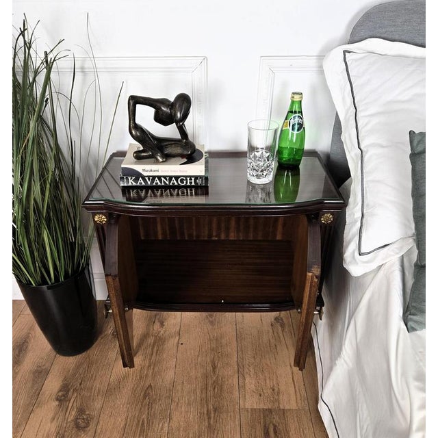 Mid-Century Modern Italian Art Deco Nightstands in Walnut with Glass Top, 1950s, Set of 2 For Sale - Image 4 of 10