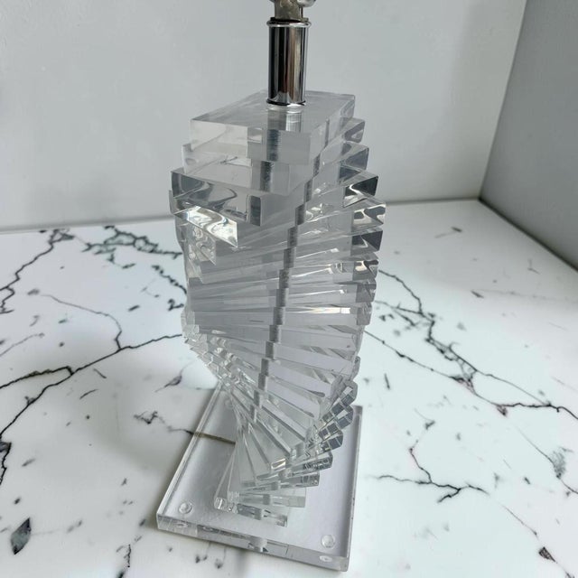 Beautiful vintage helix spiral lucite table lamp. This single table lamp is heavy acrylic with a square base and...