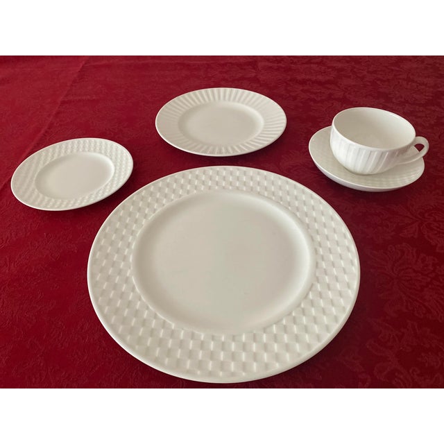 Late 20th Century Wedgwood White Night and Day Bone China Seven 5 Piece Place Settings- 35 Pieces Classic Elegance Excellent Mint Condition For Sale - Image 10 of 12