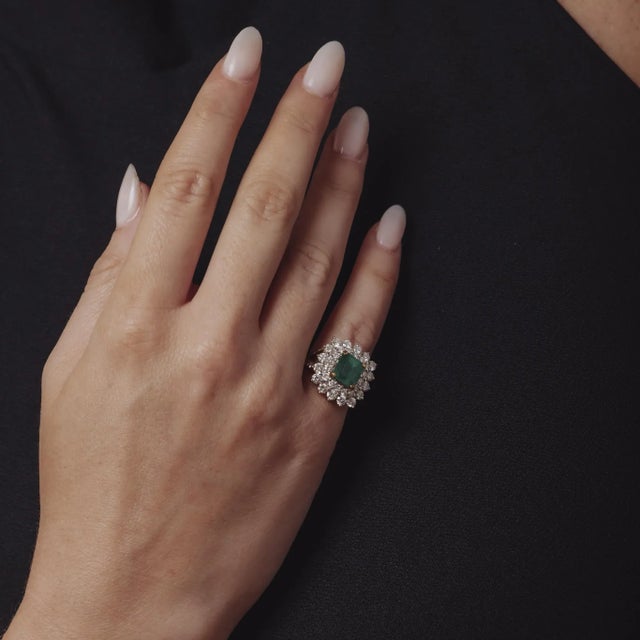 1980s Vintage 2.15 Carat Emerald Diamond 18k Yellow Gold Cocktail Ring, Size 4.5 For Sale - Image 5 of 7