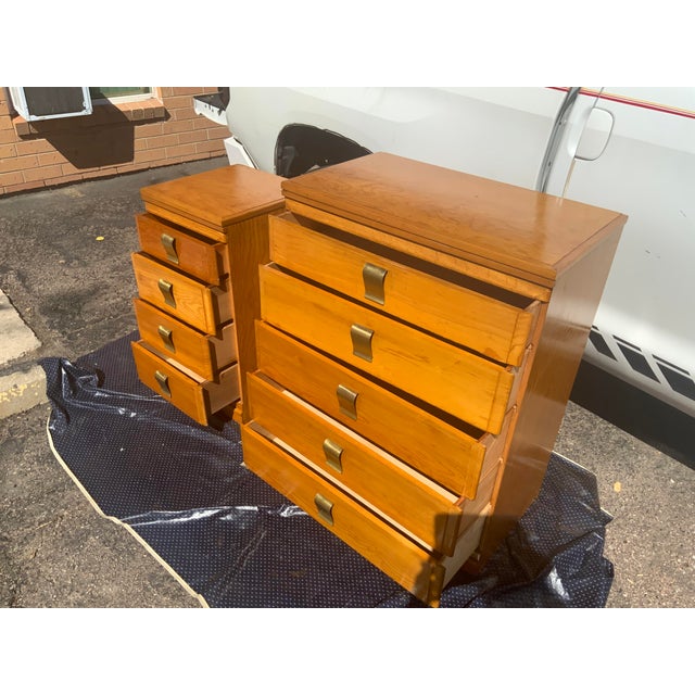 Mid-Century Modern Minimalist Blonde Ash 5-Drawer & Matching 4-Drawer Tall Nightstand Set - Built With Atlas Plywood Components in the Style of Mengel For Sale - Image 16 of 18