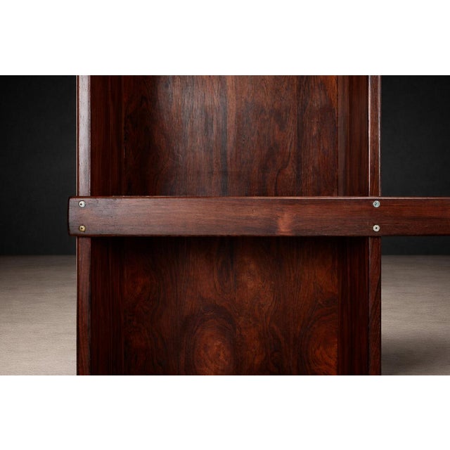 Wood Brazilian Modern Bookshelf in Rosewood, Sergio Rodrigues, C. 1968 For Sale - Image 7 of 15