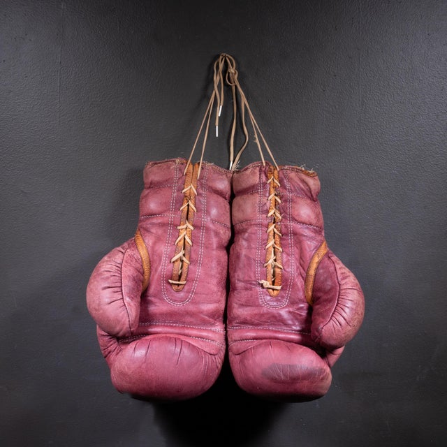ABOUT An original pair of thick Everlast brown leather boxing gloves stuffed with horse hair. Large "Everlast" tag and...