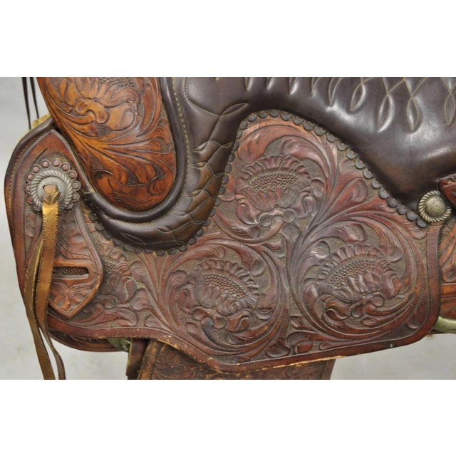 Traditional Vintage ML Leddy's Brown Tooled Leather Western Show Horse Saddle For Sale - Image 3 of 12
