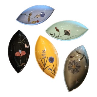 Set of Five Sunyong Ceramic Dishes For Sale