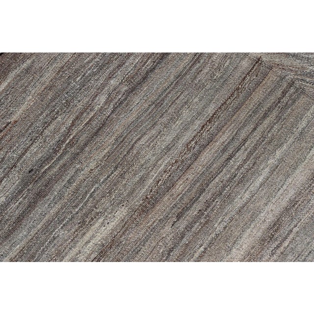 2020s Finely Made Modern Kilim With Minimalist Solid Design and Variegated Colors in Earth Tones For Sale - Image 11 of 12