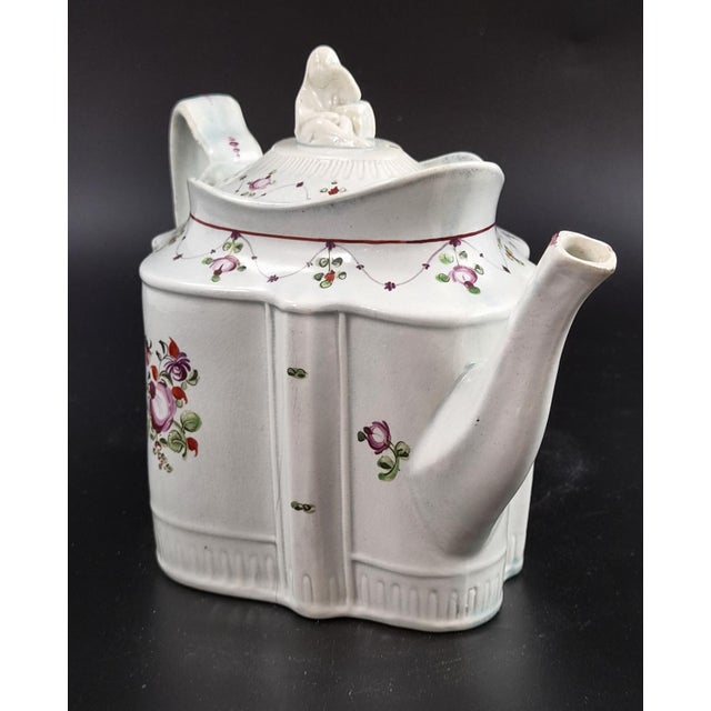 English Earthenware Commode-Shaped Teapot with Widow Finial, c.1810 For Sale - Image 3 of 15