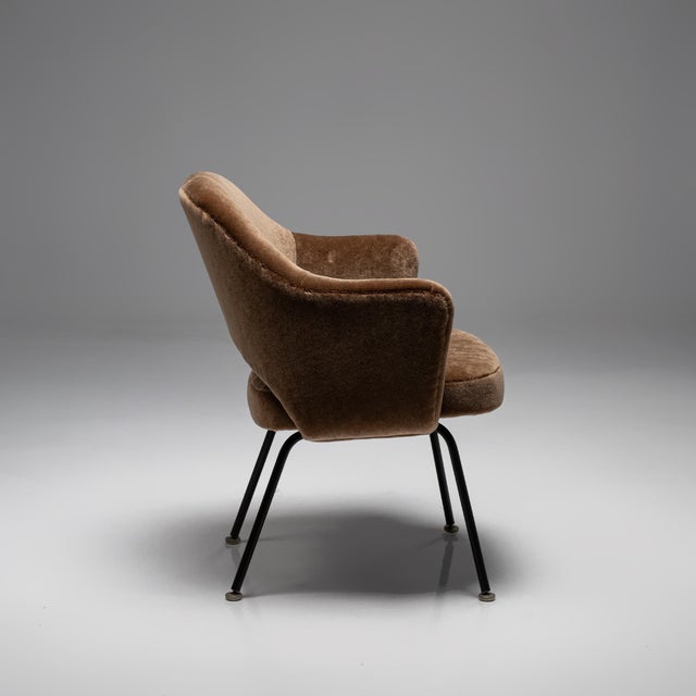 A confident presence, and unmistakably Saarinen, this Model 71 dining chair embodies over seventy years of refined design...