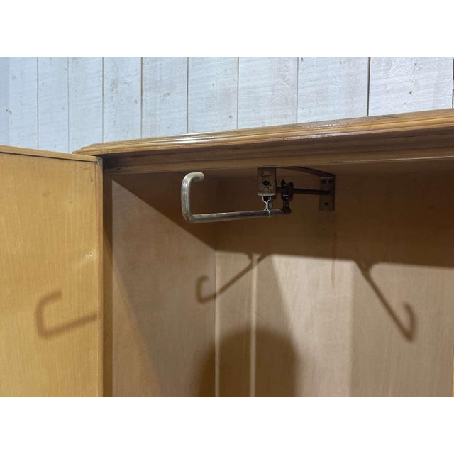 Art Deco Mirrored Cabinet in Beech and Doors and Sides Covered with Églomisé Mirrors, 1950s For Sale - Image 10 of 16