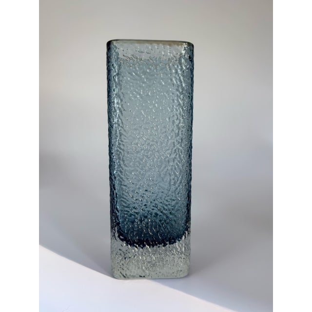 This elegant Scandinavian retro vase in a stylish columnar shape was made by the Swedish Glimma glassworks in Glimåkra,...