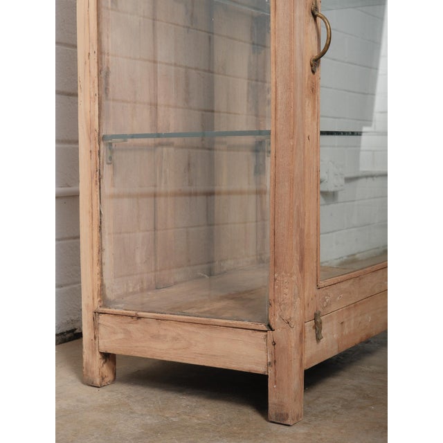 Late 20th Century Wooden and Glass Display Cabinet With Brass Hardware For Sale - Image 4 of 4