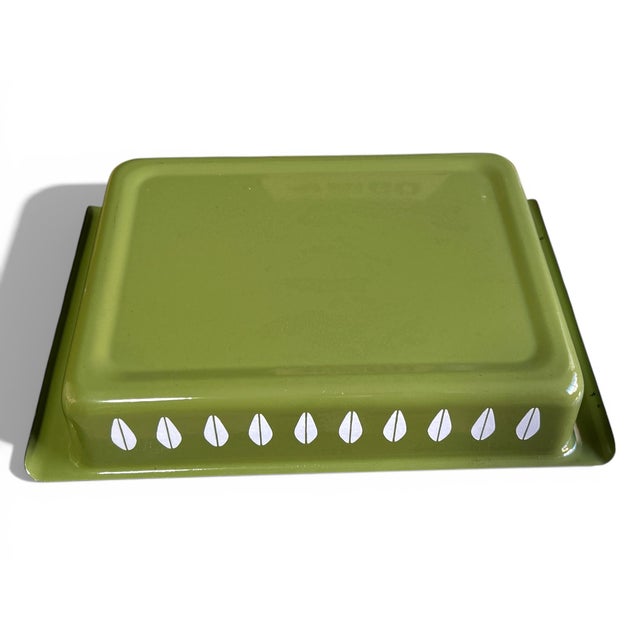 1960’s Avocado Green Catherine Holm Lotus Enamel Baking Casserole Dish With Teak Handled Holder For Sale In Los Angeles - Image 6 of 8