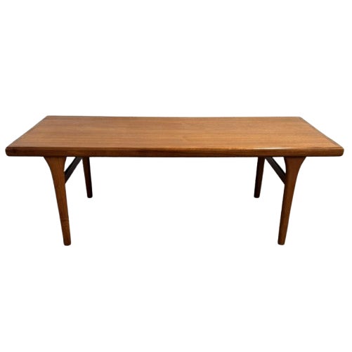 Danish Modern Teak Coffee Table With Pull-Out Extension Johannes Andersen, Attributed Circa 1960s For Sale
