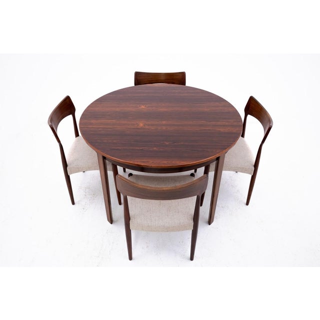 Table: height 74 cm / diameter 121 cm / length 121 - 171 cm Chairs: height 79 cm / seat height 43 cm / width 51 cm / depth...