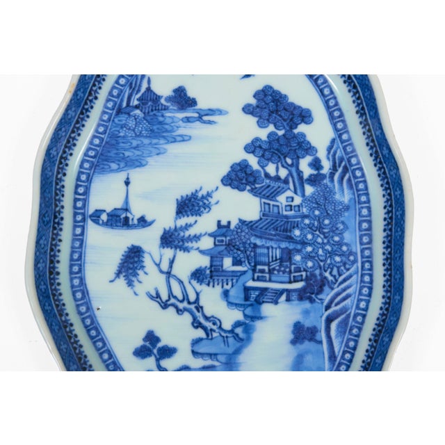 Chinese Mid 19th Century Chinese Export Blue and White Leaf-Shaped Dish For Sale - Image 3 of 5