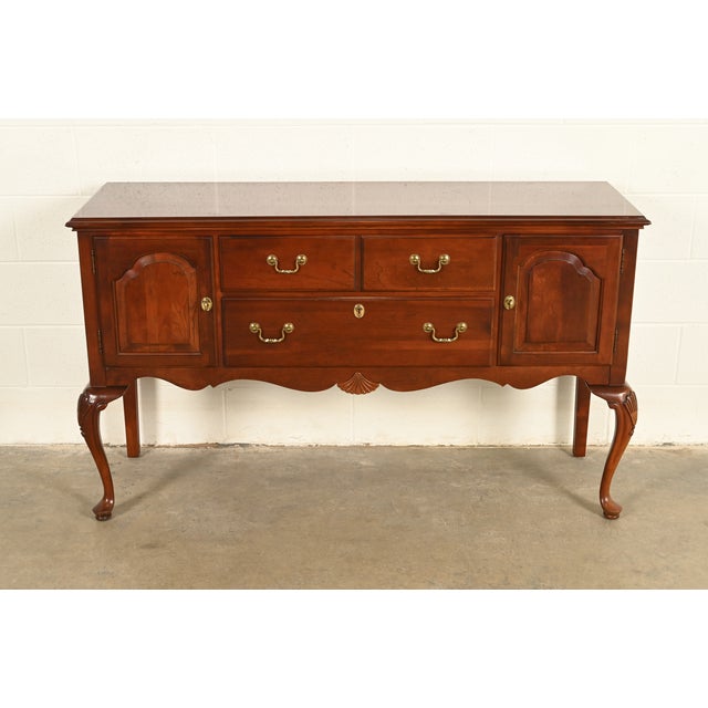 An exceptional Georgian or Queen Anne style sideboard, buffet server, or console By Ethan Allen USA, Circa 1990s Carved...