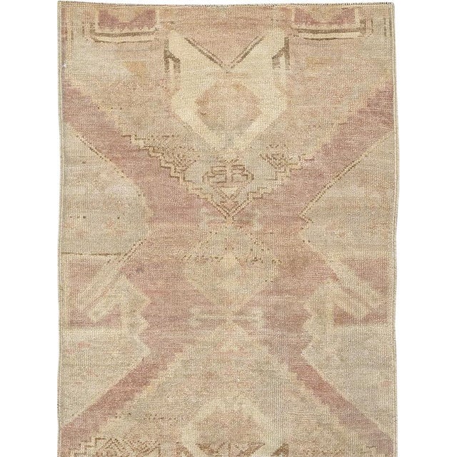 This mid-20th-century Turkish Anatolian runner presents a restrained sequence of large geometric medallions arranged along...