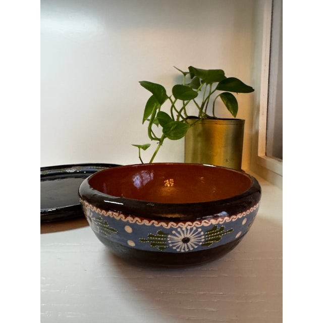 1980s 1988 Mexican Studio Pottery Plate & Bowl Set by Day Allen – Hand-Painted Terracotta For Sale - Image 5 of 9