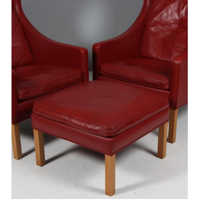 Børge Mogensen Model 2202 / 2204 Wingback Chairs and Ottoman in Leather attributed to Børge Mogensen for Fredericia, 1980s, Set of 3 For Sale - Image 4 of 10