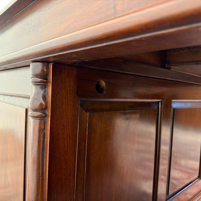 Large Classic English Desk in Leather For Sale - Image 9 of 18