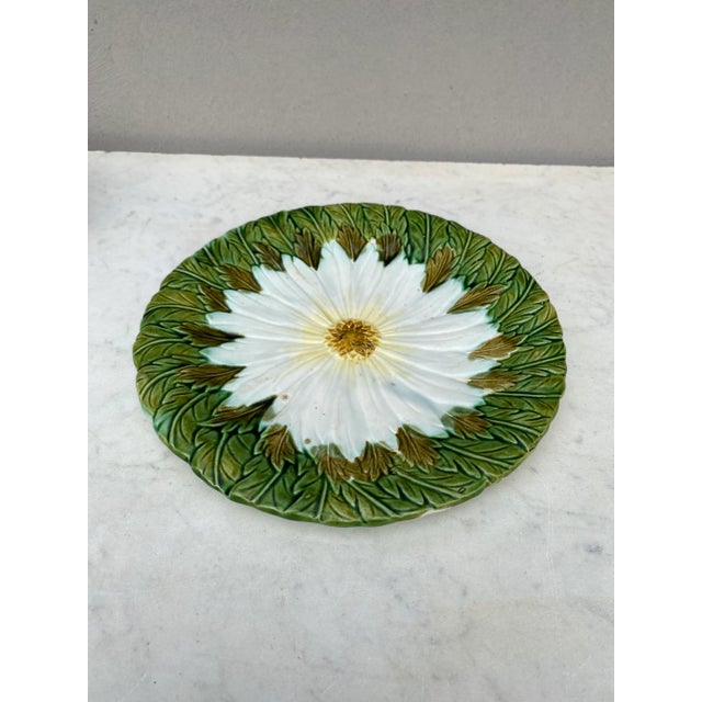 French Majolica daisy plate Orchies unsigned, circa 1890.