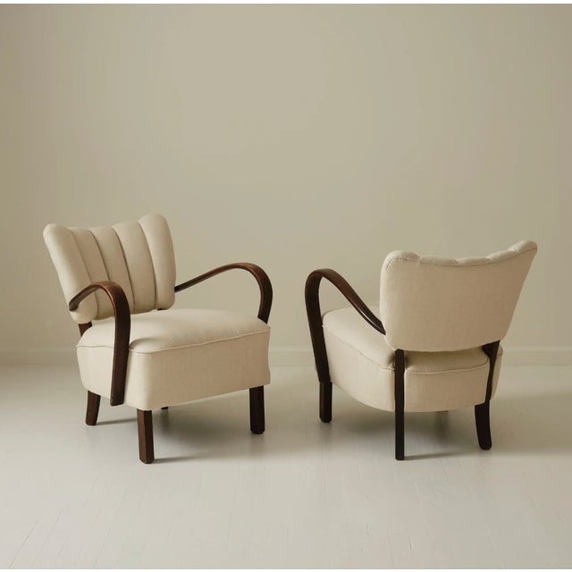 This pair of Art Deco chairs, by Czech designer Jindrich Halabala, showcases his signature bentwood craftsmanship. The...