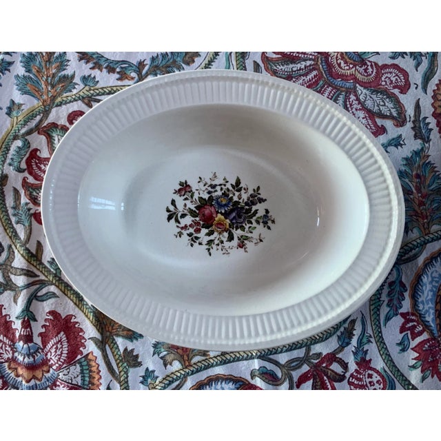 Vintage English Wedgwood ‘Conway Edme’ Large Oval Vegetable Serving Bowl With Botanical Themed Center & Fluted Rimmed Edge For Sale - Image 12 of 12