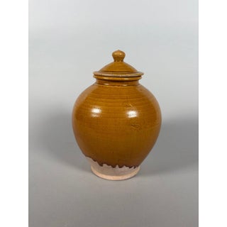 Covered terracotta vase with amber glaze, Tang Dynasty (618-907) For Sale