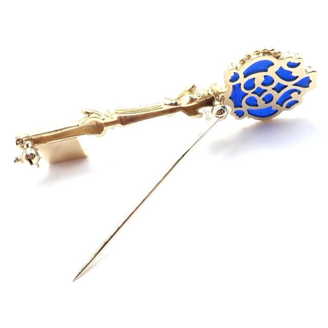 1990s Vintage Mikimoto 18k Yellow Gold Key Blue Enamel Brooch Pin For Sale - Image 5 of 9