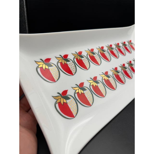 White Large Mid 20th Century Georges Briard Glass Strawberry Serving Tray For Sale - Image 8 of 12