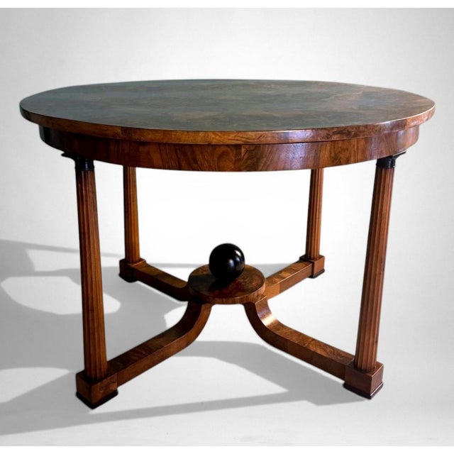A large and captivating Italian round table distinguished by its harmonious proportions and refined elegance. The legs,...