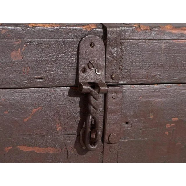 Small dark colored antique chest (c.1900) Dimensions: Length: 80 cm Depth: 47 cm Height: 55 cm Style: RusticMaterials and...