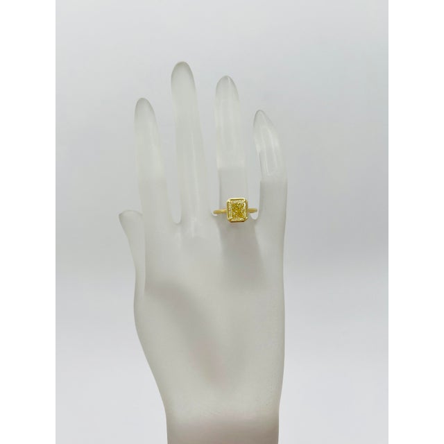 Modern Gia Yellow Radiant 3 Carat Diamond Ring in 18k Yellow Gold, Size 6.75 For Sale - Image 3 of 9