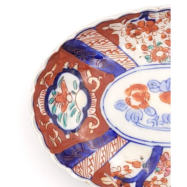 An imari oval dish with scalloped rim, Japan, 19th century.
