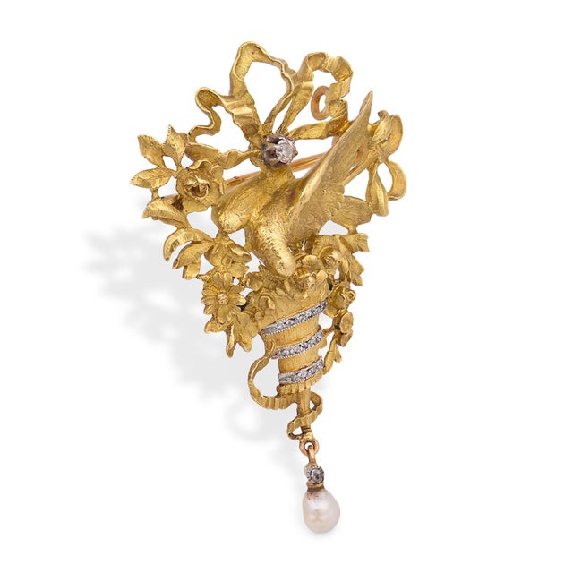 Art Nouveau Early 20th Century Art Nouveau Diamond Pearl Dove Floral Bouquet 18k Yellow Gold Brooch For Sale - Image 3 of 7