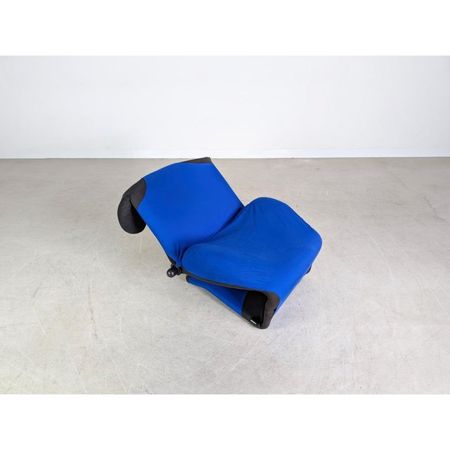 Textile Wink Chair in Black and Blue Upholstery by Toshiyuki Kita for Cassina For Sale - Image 7 of 10