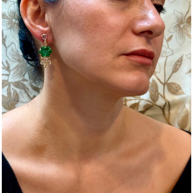 12Ct Carved Emerald & 5 Ct Rose Diamond Dangling Post Earrings 22 Kt Yellow Gold For Sale - Image 11 of 18