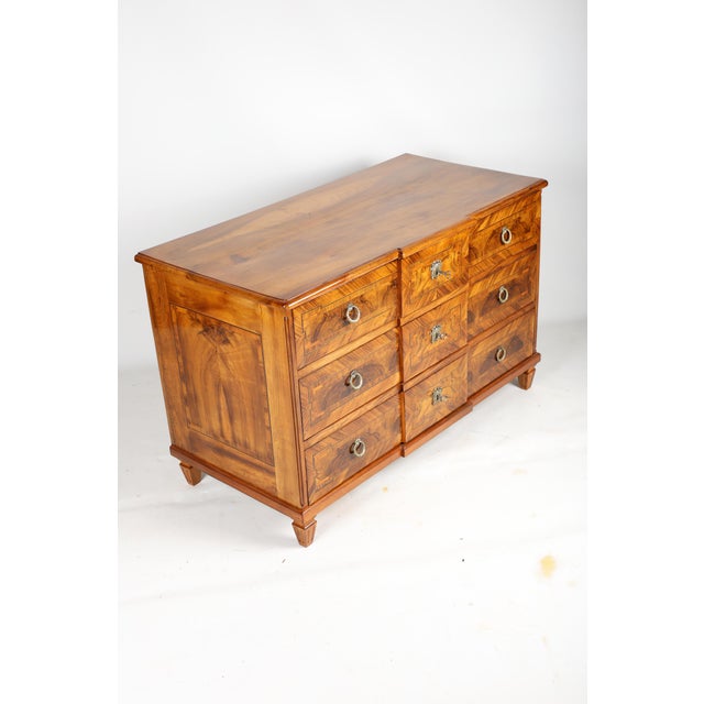 Louis Seize Chest of Drawers in Walnut, 1790 For Sale - Image 3 of 18