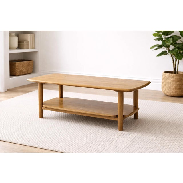 This Vintage Ercol Windsor Model 1199 Two-Tier Coffee Table in pale elm is a timeless piece of mid-century design. Known...