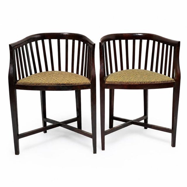 Arts & Crafts Barrel-Back Captain's Chairs in Walnut, United Kingdom, 1900s, Set of 2 For Sale - Image 4 of 9