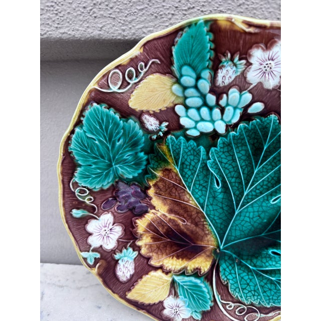 Victorian 19th Century Majolica Strawberries & Grapes Plate Wedgwood For Sale - Image 3 of 4