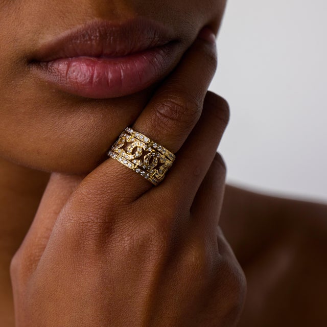 Cartier 1990s Cartier French Diamond 18k Yellow Gold Entrelacés C Band, Size 6 For Sale - Image 4 of 5