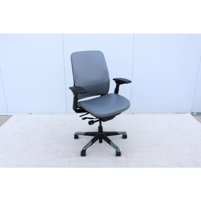 Steelcase New Amia Executive Ergonomic Office Chair Gray Vinyl, Fully Adjustable For Sale In New York - Image 6 of 18