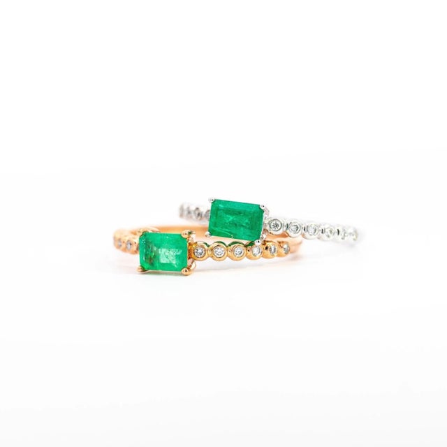 Contemporary Natural Emerald and Diamond Ribbed Shank Thin Stacking Ring in 18K Rose Gold, Size 6.25 For Sale - Image 3 of 12