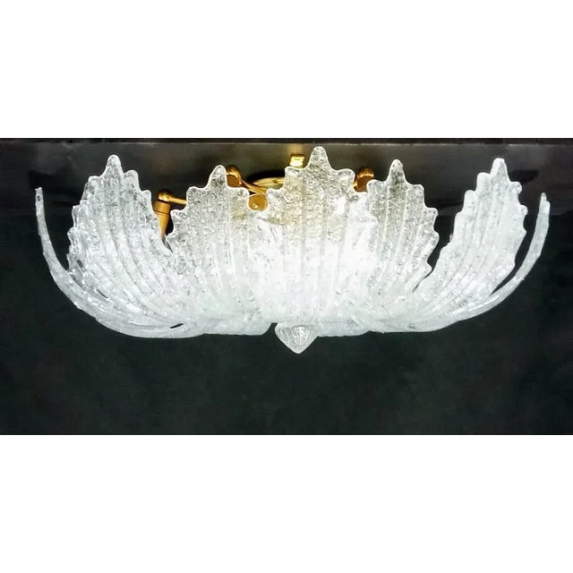 Murano glass ceiling lamp crafted in a plate with fire-applied dew grit. Crystal clear color. Gold-plated metal structure...